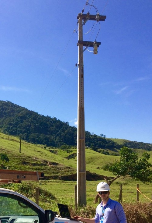 An Energisa Minas Gerais engineer reviews TripSaver II recloser logs.