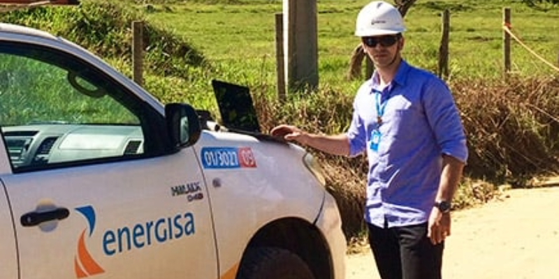 An Energisa Minas Gerais engineer reviews TripSaver II recloser logs.

