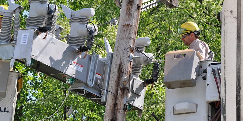 S&C IntelliRupter and line crew worker