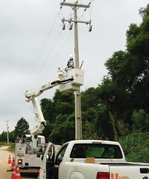 The COPEL team installs TripSaver II reclosers.