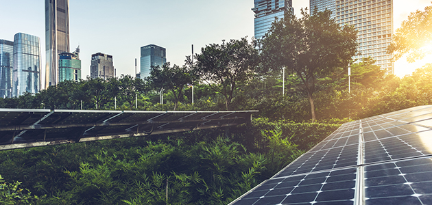 Uma visão de painéis solares em uma vista distante de cidade 